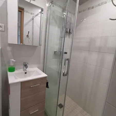 - Charming Little House With Terrace Ferienhaus