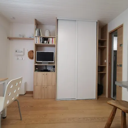- Charming Little House With Terrace Ferienhaus *